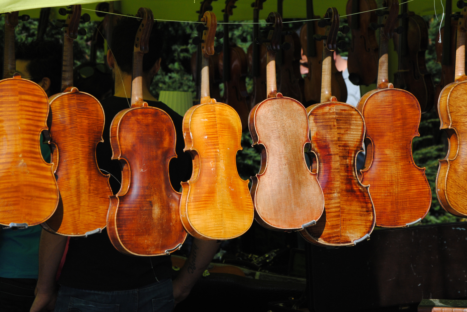 lot de violons dans une brocante lot de violons dans une brocante